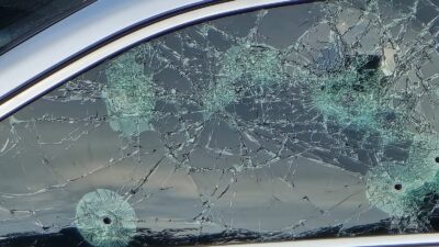 ATAQUE: Motosicarios abren fuego contra un auto y dejan a dos al borde de la muerte