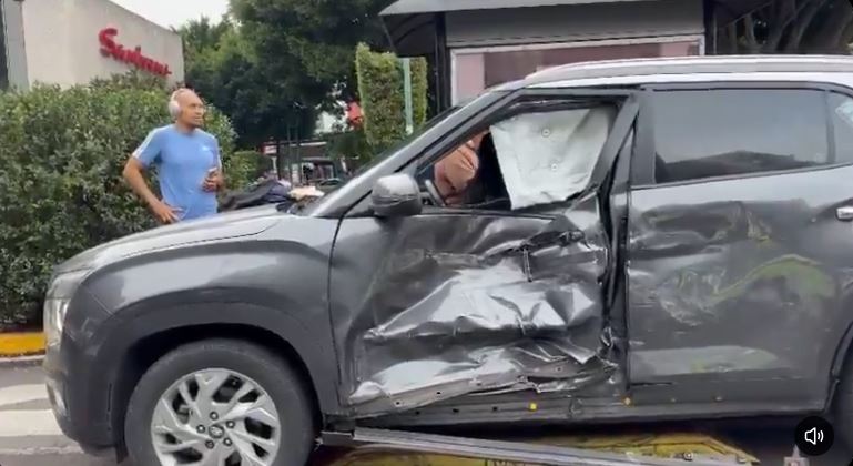 BORRACHO: Ebrio en una camioneta vieja se pasa el alto y se lleva a tres personas