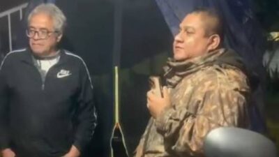 VIDEO. Sujeto amenaza y agrede a su propia madre para despojarla de su casa