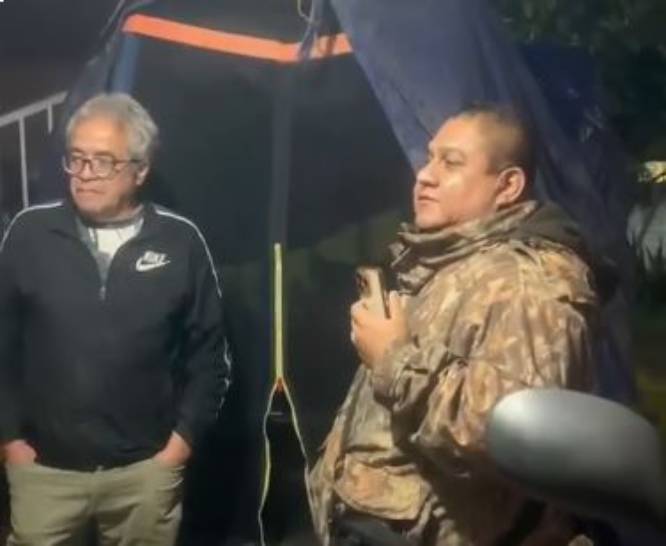 VIDEO. Sujeto amenaza y agrede a su propia madre para despojarla de su casa