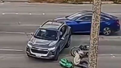VIDEO: Conductor provoca choque y abandona a su suerte a un joven repartidor