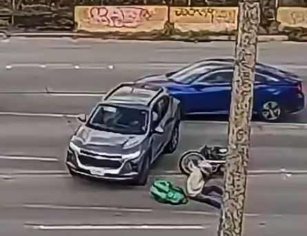 VIDEO: Conductor provoca choque y abandona a su suerte a un joven repartidor