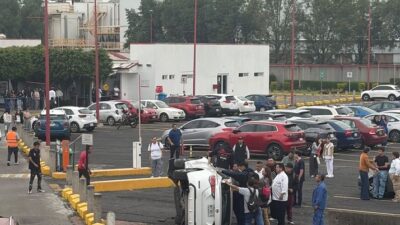INCREÍBLE: ‘¿Poooooor?’; estudiante de la UVM sufre volcadura en el estacionamiento