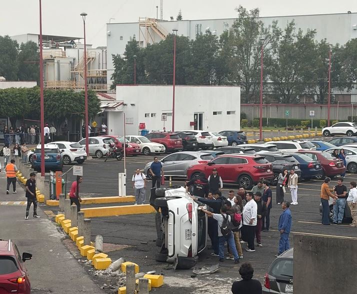 INCREÍBLE: ‘¿Poooooor?’; estudiante de la UVM sufre volcadura en el estacionamiento