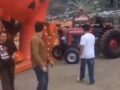 VIDEO: Mujer en un tractor pierde el control y arruina un festival
