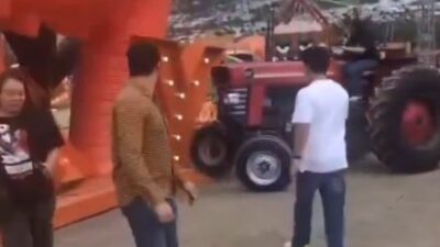 VIDEO: Mujer en un tractor pierde el control y arruina un festival