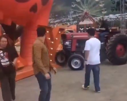 VIDEO: Mujer en un tractor pierde el control y arruina un festival