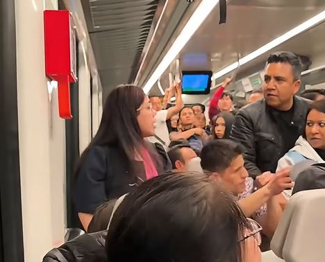 VIDEO: ‘¡Me empujaste!’; parejas se dicen de todo y causan retrasos en el Tren Interurbano