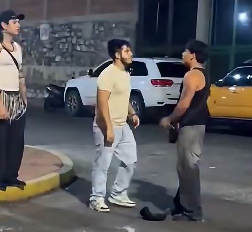 VIDEO: Borracho provoca pelea afuera del bar y termina grave en el hospital