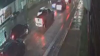 VIDEO: Hombre cruza sin fijarse y sale volando por culpa de un condcutor