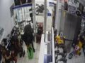 VIDEO. Mujer con su bebé en brazos viven una pesadilla en una casa de empeño