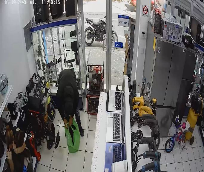 VIDEO. Mujer con su bebé en brazos viven una pesadilla en una casa de empeño