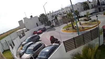 VIDEO: Ladrones se llevan los faros de un carro a plena luz del día en Ecatepec