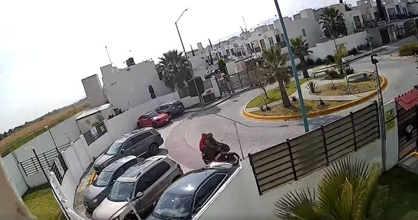 VIDEO: Ladrones se llevan los faros de un carro a plena luz del día en Ecatepec