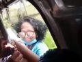 VIDEO: Pasajera viaja por fuera de una combi mientras adolescentes se burlan