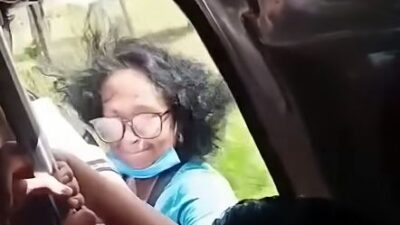 VIDEO: Pasajera viaja por fuera de una combi mientras adolescentes se burlan