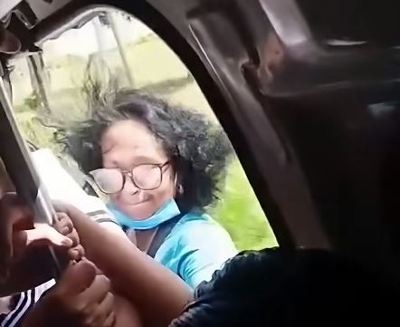 VIDEO: Pasajera viaja por fuera de una combi mientras adolescentes se burlan