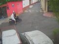 VIDEO: Jovencita logra escapar de un par de criminales en motocicleta
