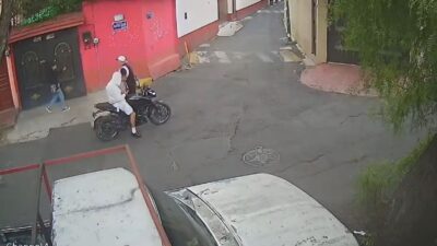 VIDEO: Jovencita logra escapar de un par de criminales en motocicleta