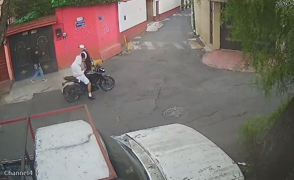 VIDEO: Jovencita logra escapar de un par de criminales en motocicleta