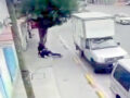 VIDEO. Ejecutan a policía cuando caminaba tomado de la mano de su esposa