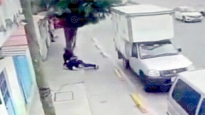 VIDEO. Ejecutan a policía cuando caminaba tomado de la mano de su esposa