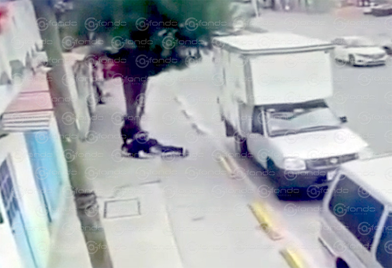 VIDEO. Ejecutan a policía cuando caminaba tomado de la mano de su esposa