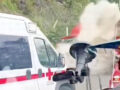 VIDEO. Graban momento en que tráiler embiste a ambulancias que atendían un accidente; hay dos muertos