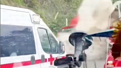 VIDEO. Graban momento en que tráiler embiste a ambulancias que atendían un accidente; hay dos muertos