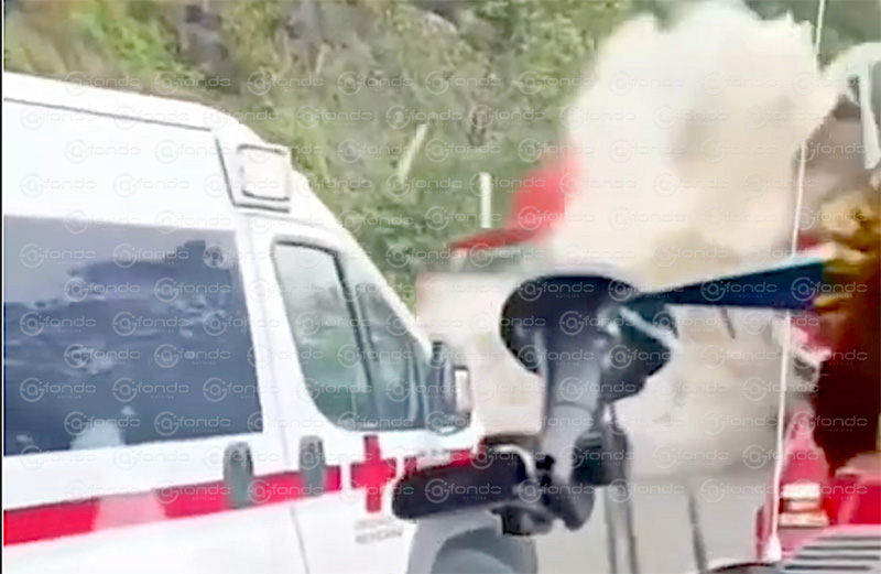 VIDEO. Graban momento en que tráiler embiste a ambulancias que atendían un accidente; hay dos muertos