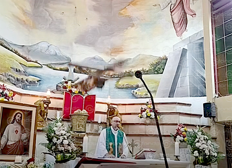 VIDEO. Enorme cruz de madera cae sobre sacerdote durante una misa y muere; se llamaba Patricio Alfredo Sánchez