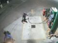 VIDEO: Asaltantes en moto atacan a empleado de gasolinera mientras despachaba