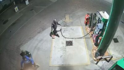 VIDEO: Asaltantes en moto atacan a empleado de gasolinera mientras despachaba