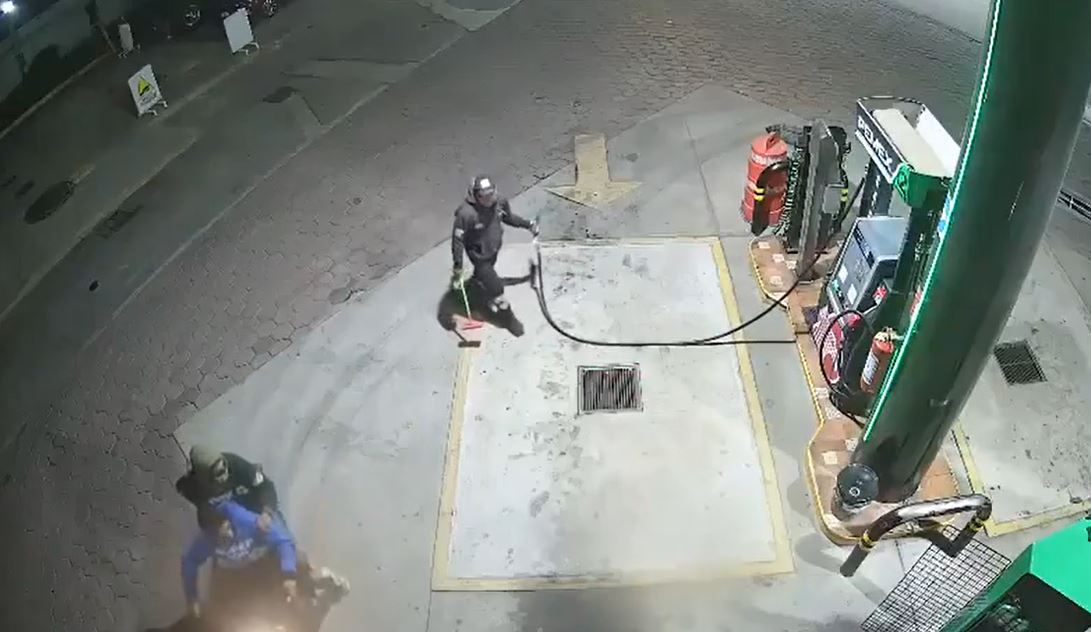 VIDEO: Asaltantes en moto atacan a empleado de gasolinera mientras despachaba