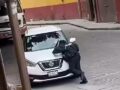 VIDEO: ‘¿Qué le pasa?’; conductora le avienta su vehículo a una oficial de tránsito