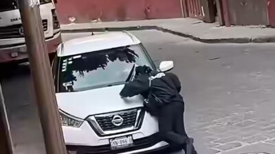VIDEO: ‘¿Qué le pasa?’; conductora le avienta su vehículo a una oficial de tránsito