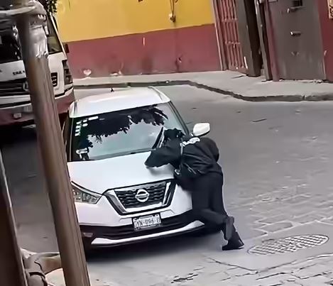 VIDEO: ‘¿Qué le pasa?’; conductora le avienta su vehículo a una oficial de tránsito
