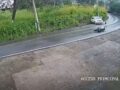 VIDEO: ‘Dos en uno’; auto derrapa y un motociclista se estrella en la carretera