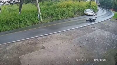 VIDEO: ‘Dos en uno’; auto derrapa y un motociclista se estrella en la carretera