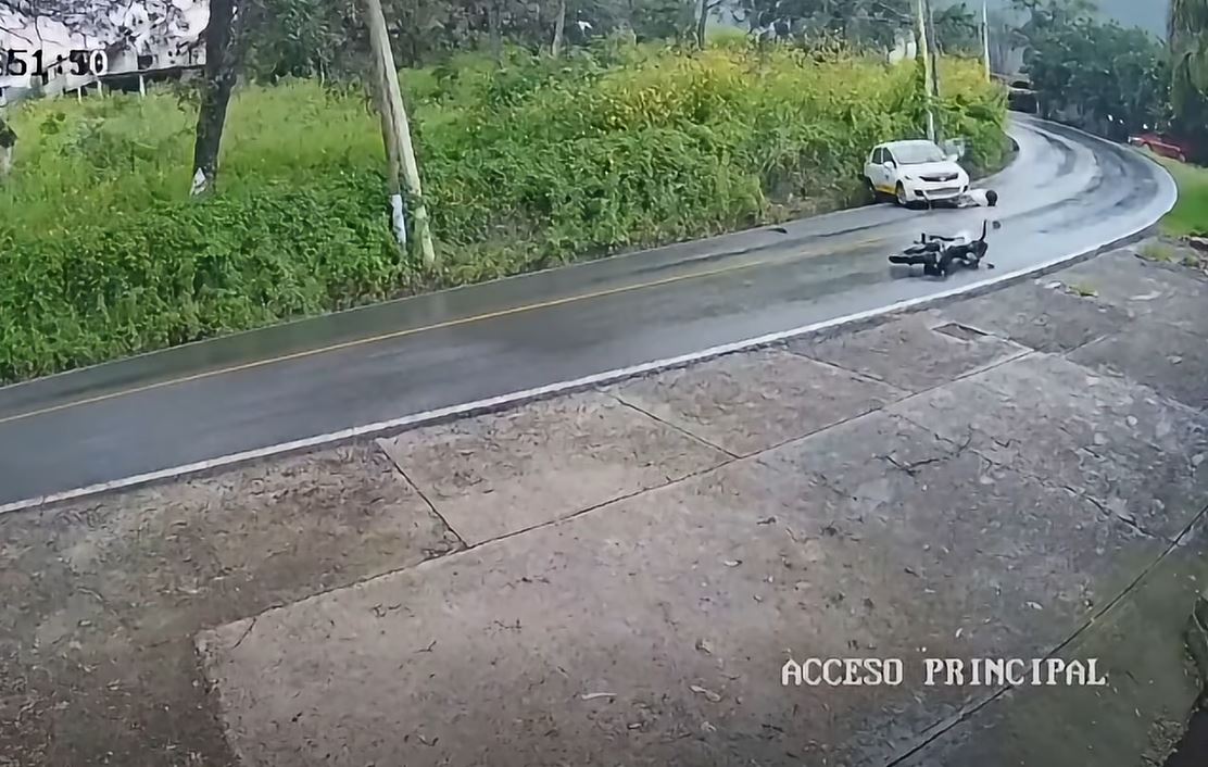 VIDEO: ‘Dos en uno’; auto derrapa y un motociclista se estrella en la carretera