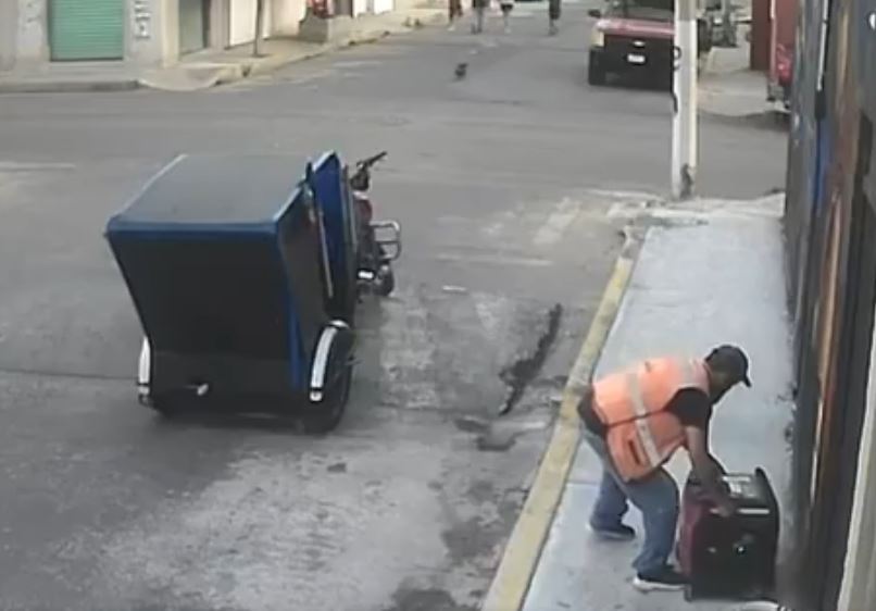 VIDEO: ‘¿Y si me lo llevo?’; mototaxista desconecta y roba un generador eléctrico