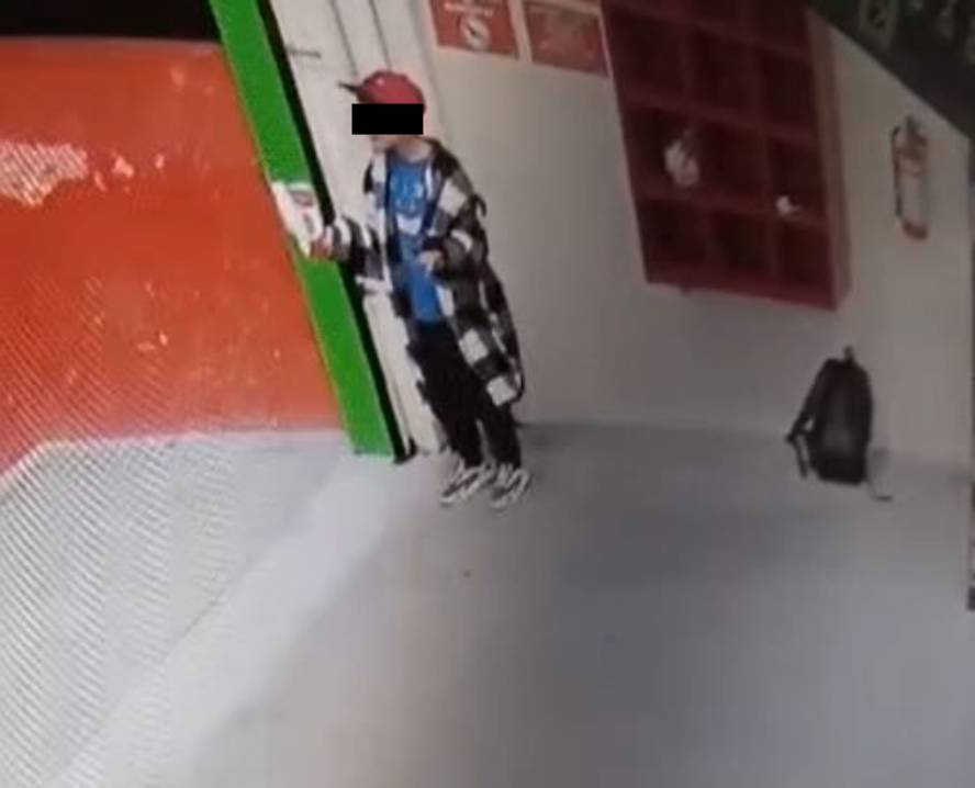 VIDEO: Padres ordenan a su hijo robar una mochila en una tienda 3B