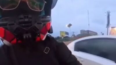 VIDEO. Mujer en moto manejaba de manera imprudente y un conductor la agrede