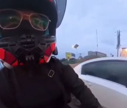 VIDEO. Mujer en moto manejaba de manera imprudente y un conductor la agrede