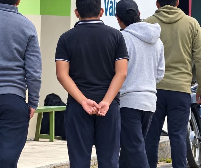 VIDEO: Vecinos agarran a batazos a tres hombres; los acusaban de robar ganado