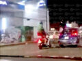 VIDEO. Graban a cuatro jóvenes viajando a bordo de una moto; uno iba en los hombros de otro