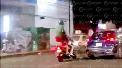 VIDEO. Graban a cuatro jóvenes viajando a bordo de una moto; uno iba en los hombros de otro