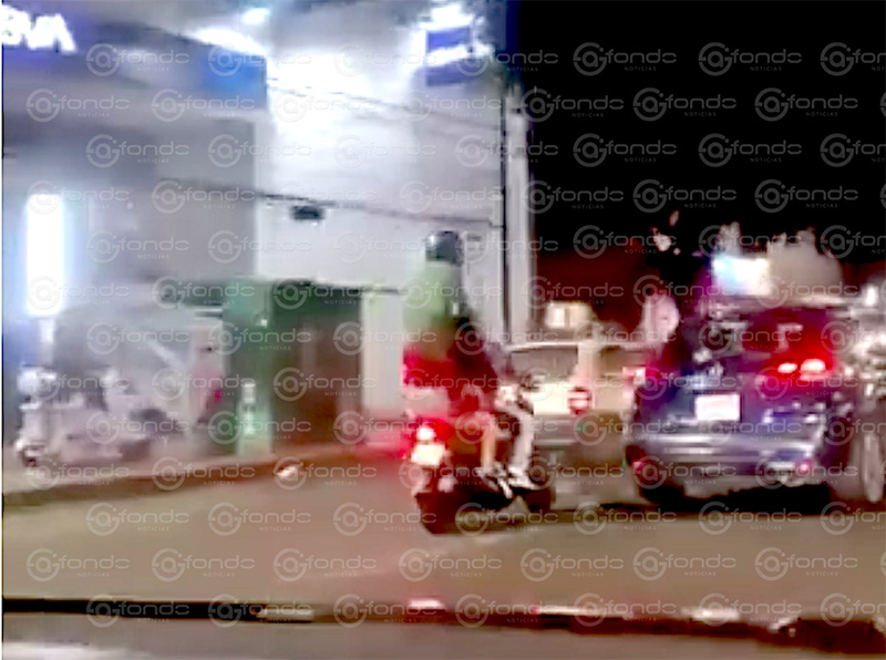 VIDEO. Graban a cuatro jóvenes viajando a bordo de una moto; uno iba en los hombros de otro