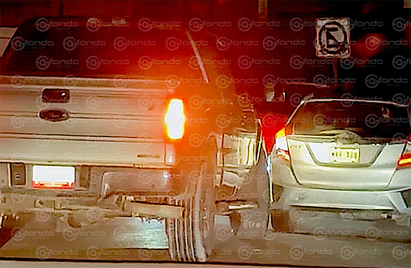 VIDEO. Jovencito de 15 años choca, arrolla a una persona y escapa a bordo de una camioneta