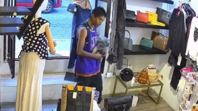 VIDEO: ‘¡Oye…!’; sorprenden ratero al tomar un bolso de mano en una boutique